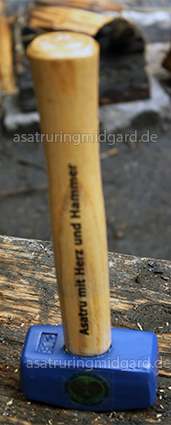 Mit dem Hammer packen wir an mit Herz und Hammer